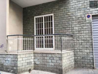 Come quello al civico 23 di via Pessina caratterizzato da mattoncini grigi: il condominio presenta due balconcini a �L� al piano terra, le cui finestre risultano protette da robuste inferriate